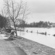ARH Slg. Bartling 1060, Leine-Hochwasser im Spätherbst, Blick vom Ufer an der Suttorfer Straße in Richtung Schloss, links der im Bau befindliche Fahrradweg, rechts der überschwemmte Parkplatz, Neustadt a. Rbge.