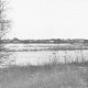 ARH Slg. Bartling 1068, Leinehochwasser im Spätherbst, Blick vom östlichen Ufer nach Westen, am gegenüberliegenden Ufer die Häuser des Silbernkamps, Neustadt a. Rbge.