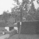 ARH Slg. Bartling 1073, Reichlich Früchte tragender Apfelbaum am Eingang des Hauses Apfelallee 23 mit am Baumstamm befestigter amtlicher Bekanntmachung, Neustadt a. Rbge.