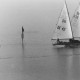 ARH Slg. Bartling 1093, Regatta mit fünf DN-Segelschlitten am Wendepunkt auf dem zugefrorenem Steinhuder Meer