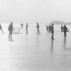 Stadtarchiv Neustadt a. Rbge., ARH Slg. Bartling 1098, Gruppe von Jungen beim Eishockeyspiel auf dem zugefrorenen am Weißen Berg, Steinhuder Meer