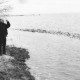 ARH Slg. Bartling 1112, Nordufer im Spätherbst, links am Ufer stehend zwei Männer, die den wellenbrechenden Steinwall vor dem Ufer betrachten, Steinhuder Meer