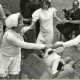Stadtarchiv Neustadt a. Rbge., ARH Slg. Bartling 1160, Frauengruppe in weißer "Babykleidung" um einen Kinderwagen tanzend beim Erntefest, Borstel