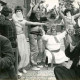 Stadtarchiv Neustadt a. Rbge., ARH Slg. Bartling 1165, Frauengruppe des Schützenvereins im Kostüm von "Haremsdamen" beim Erntefesttanz, Borstel