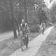 ARH Slg. Bartling 1170, Radfahrer auf dem neuen Radweg an der Meerstraße im Sommer, zwei Radfahrer hintereinander fahrend, Steinhuder Meer