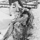 Stadtarchiv Neustadt a. Rbge., ARH Slg. Bartling 1174, Schneebedecktes Nordufer auf Höhe des Lokals "Seestern", ein Anwohner zeigt die durch das Eis entstandenen Schäden am Ufer (kantiger Abbruch des Ufersands), Steinhuder Meer