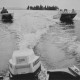 ARH Slg. Bartling 1175, Nordufer, Blick vom Heck eines Bootes (mit Außenbordmotor) auf zwei nachfolgende Motorboote, im Hintergrund die Insel Wilhelmstein, Steinhuder Meer