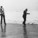 ARH Slg. Bartling 1188, Nordufer, 2 Schlittschuhläufer hintereinander auf einer vom Schnee geräumten Eisbahn des zugefrorenen, verschneiten Sees, Steinhuder Meer
