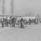 ARH Slg. Bartling 1189, Nordufer, Spaziergänger in winterlicher Kleidung auf dem leicht verschneiten Uferweg am Campingplatz auf der Höhe des "Fischerstübchens", Steinhuder Meer