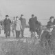 Stadtarchiv Neustadt a. Rbge., ARH Slg. Bartling 1201, Nordufer, zahlreiche Spaziergänger in winterlicher Kleidung auf dem Uferweg in Höhe des Campingplatzes Mardorf direkt am Meer, Steinhuder Meer