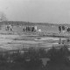 ARH Slg. Bartling 1211, Zahlreiche Spaziergänger in winterlicher Kleidung auf einem Dammweg am Ufer in der Nähe des Kurhotels (Seehotel?), Steinhuder Meer