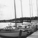 Stadtarchiv Neustadt a. Rbge., ARH Slg. Bartling 1216, Am Bootssteg liegende Kajütboote, Blick vom Steg über die Boote auf das Ufer, Steinhuder Meer