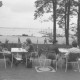 ARH Slg. Bartling 1223, Nordufer, Blick auf eine zwei Gruppen von Gästen auf der Terrasse des Restaurants Weisse Düne, dahinter der Uferweg, der leere Badestrand und der See mit Bootssteg (rechts), Steinhuder Meer