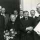 ARH Slg. Bartling 1225, Diamantene Hochzeit feierndes Ehepaar Knigge aus Borstel, Gratulation durch Bürgermeister Henry Hahn (re.) und durch Friedrich Rabe (l.) sowie vier weitere, dahinter stehende Männer, Borstel