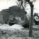 ARH Slg. Bartling 1227, Sturmschaden in Borstel, Blick über einen umgestürzten, zersägten Baum auf eine zerstörte Giebelwand des Altbaus eines Einfamilienhauses, Borstel