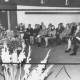 Stadtarchiv Neustadt a. Rbge., ARH Slg. Bartling 1292, Feierliche Einweihung, Rede des Ministerpräsidenten Georg Diederichs am mit Blumen geschmückten Pult (li.), rechts sitzend die Gäste im Therapiezentrum des DRK, Mardorf