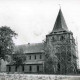 Stadtarchiv Neustadt a. Rbge., ARH Slg. Bartling 1316, Seitenansicht von Norden auf die St.-Osdag-Kirche mit eingerüstetem Turm, Mandelsloh