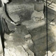Stadtarchiv Neustadt a. Rbge., ARH Slg. Bartling 1318, Ausgrabungen im Innern der St.-Osdag-Kirche, Blick auf eine freigelegte Treppe, links Pastor Bölsing, Mandelsloh