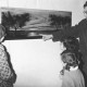 ARH Slg. Bartling 1330, Ausstellung von Holzmalbildern des Künstlers Bernd Otto Schifferings im FZZ, ein Mann erläutert zwei Kindern ein aufgehängtes Landschaftsbild, Neustadt a. Rbge.