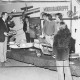 ARH Slg. Bartling 1340, Die Jungen der Modellbaugruppe "Leinepark" zeigen alte und neue Flugzeugmodelle, links der Vorsitzende Lohmann, Neustadt a. Rbge.