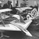 ARH Slg. Bartling 1341, Die Modellbaugruppe "Leinepark" zeigt einige Flugzeugmodelle im Schalterraum der Kreissparkasse aus Anlass des Großen Modell-Flugtags, Neustadt a. Rbge.