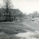 Stadtarchiv Neustadt a. Rbge., ARH Slg. Bartling 1365, Dorfmitte, Mandelsloher Straße / Ecke Wiklohstraße im Winter, Blick nach Norden auf das Eckhaus, Mandelsloh