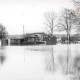 Stadtarchiv Neustadt a. Rbge., ARH Slg. Bartling 1367, Franzsee-Bad im Winter, Blick über die vom Hochwasser überschwemmte Anlage auf die Funktionsgebäude, Mandelsloh