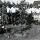 Stadtarchiv Neustadt a. Rbge., ARH Slg. Bartling 1383, Gruppenbild von Soldaten der Patenkompanie, die an einer Baumpflanzaktion teilnehmen, Mandelsloh