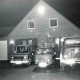 ARH Slg. Bartling 1391, Drei Feuerwehrfahrzeuge mit aufgeblendetem Licht im Dunkeln fahrbereit abgestellt vor dem Gebäude der Freiwilligen Feuerwehr, Mandelsloh-Amedorf