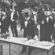 ARH Slg. Bartling 1418, Schützen in schwarzem Anzug und Zylinder beim Picknick im Freien mit Bier und Brötchen, Neustadt a. Rbge.