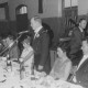 ARH Slg. Bartling 1455, Leutnant Dankwart Müller (links daneben seine Frau) bei einer Ansprache im Rahmen des festlichen Abendessens in der alten Bürgerhalle (rechts Leutnant Gerd Hasselbring), Neustadt a. Rbge