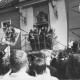 Stadtarchiv Neustadt a. Rbge., ARH Slg. Bartling 1475, Abholen der Schützenfahne vom Alten Rathaus, auf dem Podest der Treppe wird die Fahne geschwenkt (nach links) und den zuschauenden Schützen gezeigt, Neustadt a. Rbge