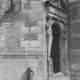 Stadtarchiv Neustadt a. Rbge., ARH Slg. Bartling 1552, Schlosshof, Portal des nördlichen Treppenturms mit Laterne und Wasserpumpe, Blick von Südwesten, Neustadt a. Rbge.