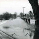 ARH Slg. Bartling 1557, Leine-Hochwasser am Fährhaus, zwei Männer auf dem Steg, Bordenau