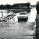 ARH Slg. Bartling 1571, Leine-Hochwasser am Fährhaus, Männer auf dem Steg, ein PKW (Ford Taunus 20 M P 7) bei der Fahrt durch das Wasser über die Brücke, Bordenau