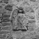 Stadtarchiv Neustadt a. Rbge., ARH Slg. Bartling 1573, Sandsteinplatte mit verwittertem Reliefbild einer Frau, eingemauert in die südliche Außenmauer der Bastion, Neustadt a. Rbge.