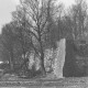 Stadtarchiv Neustadt a. Rbge., ARH Slg. Bartling 1576, Südspitze der Schlossbastion, Blick von der Leineaue über den von schwerem Gerät zerfahrenen Vorplatz auf die verfallende Außenmauer, Neustadt a. Rbge.