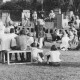 ARH Slg. Bartling 1802, Auftritt einer fünfköpfigen Band mit zwei Gitarren, Schlagzeug und Keyboard auf dem Gelände des Freibades, im Vordergrund die Zuhörenden auf dem Rasen und auf Bänken sitzend, Neustadt a. Rbge.