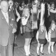 ARH Slg. Bartling 1851, Auftritt des Fanfarenzug des Schützenvereins Poggenhagen im Festzelt, links ein Ehrenmitglied, rechts zwei kleine Mädchen in Uniform, in der Mitte junges Mädchen mit Lyra, Poggenhagen