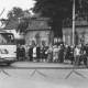 Stadtarchiv Neustadt a. Rbge., ARH Slg. Bartling 1858, Gruppe von Senioren beim Einstieg in einen Bus der AWO am Kirchplatz, Blick von der Mittelstraße auf die nördliche Seite der Liebfrauenkirche, Neustadt a. Rbge.