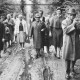 Stadtarchiv Neustadt a. Rbge., ARH Slg. Bartling 1866, Gruppe von Senioren mit Diakonisse beim Spaziergang auf matschigem Waldweg, rechts ein Mundharmonika-spielender Mann, Neustadt a. Rbge.