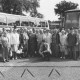 Stadtarchiv Neustadt a. Rbge., ARH Slg. Bartling 1870, Gruppe von Senioren der Arbeiterwohlfahrt (AWO) vor zwei Reisebussen, vorn in der Mitte kniend der Geschäftsführer Dörge, Neustadt a. Rbge.