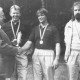 ARH Slg. Bartling 1899, Bürgermeister Henry Hahn überreicht drei jungen Männern (mit umgehängten Medaillen) einen Pokal (Die Polo-Hemden des mittleren und des linken Mannes bestickt mit dem Schriftzug "ASV Mardorf"), Neustadt a. Rbge.