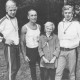 Stadtarchiv Neustadt a. Rbge., ARH Slg. Bartling 1910, Rektor Kurt Rohde mit seinen drei Kindern (mit Ehrenzeichen) in Sportkleidung auf einem Waldweg, Neustadt a. Rbge.
