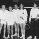 Stadtarchiv Neustadt a. Rbge., ARH Slg. Bartling 1919, Gruppe von drei Badmintonspielern und zwei Badmintonspielerinnen (stehend) in Sportkleidung und mit Schläger in einer Turnhalle, Neustadt a. Rbge.