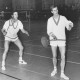 Stadtarchiv Neustadt a. Rbge., ARH Slg. Bartling 1921, Badmintonspieler beim Doppelspiel in einer Turnhalle, Neustadt a. Rbge.