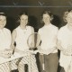 Stadtarchiv Neustadt a. Rbge., ARH Slg. Bartling 1933, Gruppenporträt mit vier Damen der Tennisabteilung des TSV Neustadt mit Schläger und einem weihnachtlich verpackten Buchgeschenk in der Hand, Neustadt a. Rbge.