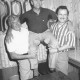 Stadtarchiv Neustadt a. Rbge., ARH Slg. Bartling 1936, Zwei Männer nehmen einen Kollegen auf den Arm in einem Clubraum mit paneelierten Wänden, rechts Helmut Tanner (?), Neustadt a. Rbge.