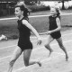 Stadtarchiv Neustadt a. Rbge., ARH Slg. Bartling 1943, Zwei junge Sprinterinnen auf der Laufbahn des TSV-Sportplatzes beim Stabwechsel, Blick vom Innenrand, Neustadt a. Rbge.