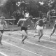 ARH Slg. Bartling 1945, Sechs junge Sprinter beim Start zum 100 m-Lauf auf dem TSV-Sportplatz, Blick vom Außenrand, Neustadt a. Rbge.